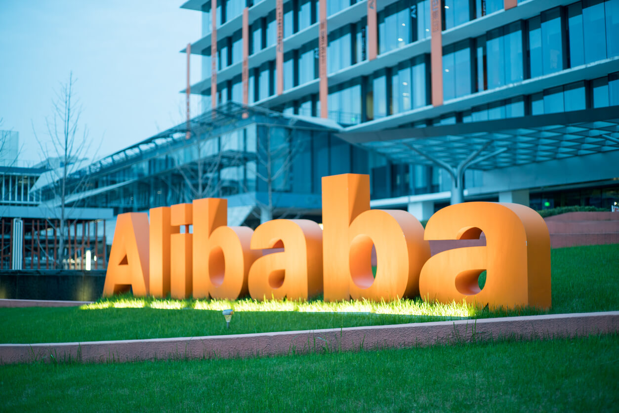 Акции Alibaba упали на 10% на фоне отказа от выделения облачного бизнеса